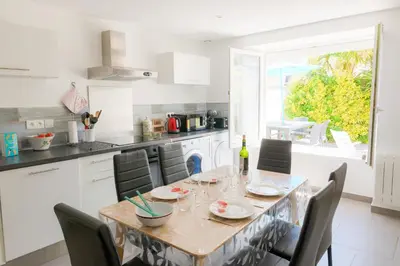 Cuisine ou kitchenette dans l'établissement Vacances pour 6 à Saint Guénolé