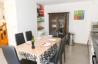 Cuisine ou kitchenette dans l'établissement Vacances pour 6 à Saint Guénolé