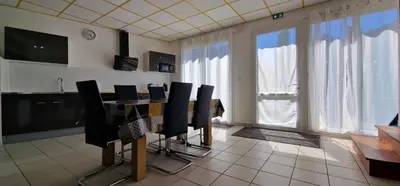 Télévision ou salle de divertissement dans l'établissement Aerouant - Maison spacieuse pour 8 personnes sur 3 étages Idéal famille amis entreprises