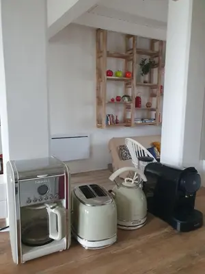 Cuisine ou kitchenette dans l'établissement Ti ar chorneg, maison de vacances bretagne entre mer et mont d'arrée