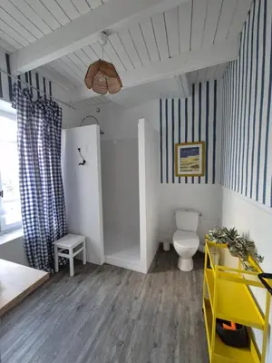 Salle de bains dans l'établissement Ti ar chorneg, maison de vacances bretagne entre mer et mont d'arrée