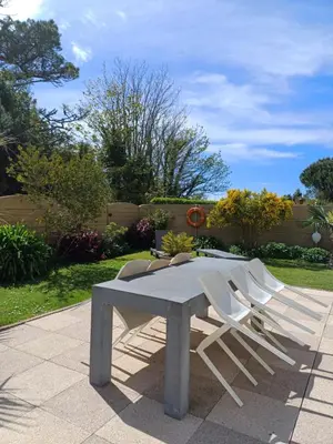 Jardin de l'établissement Maison tout confort au calme à 300m de la mer et du GR34 avec jardin