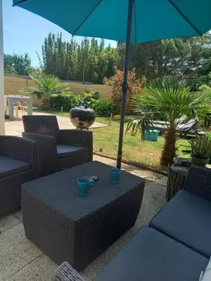 Coin salon dans l'établissement Maison tout confort au calme à 300m de la mer et du GR34 avec jardin