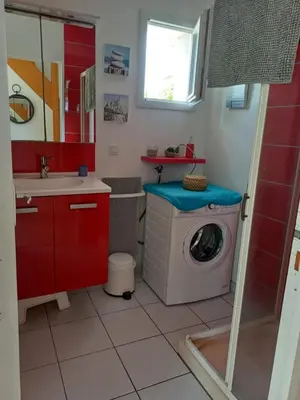 Salle de bains dans l'établissement Maison tout confort au calme à 300m de la mer et du GR34 avec jardin