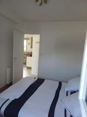 Un ou plusieurs lits dans un hébergement de l'établissement Maison tout confort au calme à 300m de la mer et du GR34 avec jardin