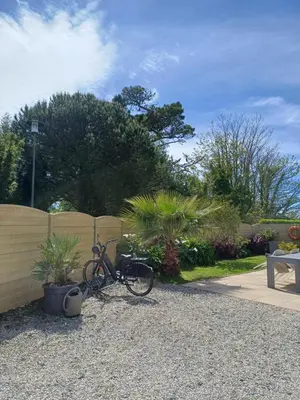 Jardin de l'établissement Maison tout confort au calme à 300m de la mer et du GR34 avec jardin