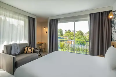 Un ou plusieurs lits dans un hébergement de l'établissement L'Escale Marine, The Originals Relais