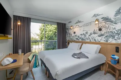 Un ou plusieurs lits dans un hébergement de l'établissement L'Escale Marine, The Originals Relais