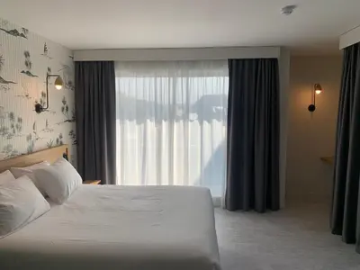 Un ou plusieurs lits dans un hébergement de l'établissement L'Escale Marine, The Originals Relais
