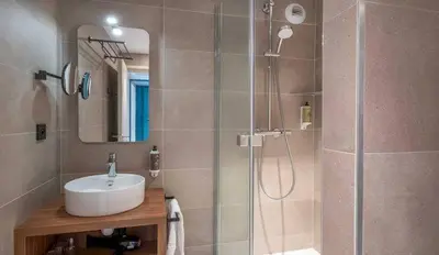 Salle de bains dans l'établissement L'Escale Marine, The Originals Relais