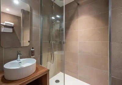 Salle de bains dans l'établissement L'Escale Marine, The Originals Relais