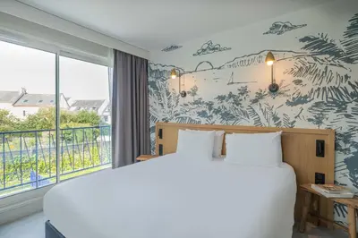Un ou plusieurs lits dans un hébergement de l'établissement L'Escale Marine, The Originals Relais