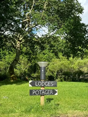 Jardin de l'établissement Le Jardin Saint Germain Lodges and Events