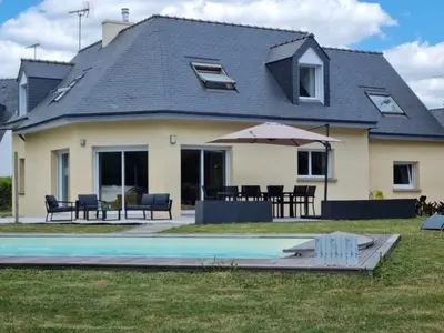 Piscine de l'établissement Magnifique maison avec piscine à Beg Meil ou située à proximité
