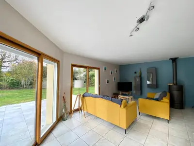 Coin salon dans l'établissement Magnifique maison avec piscine à Beg Meil