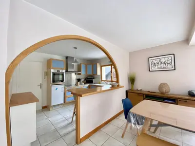 Cuisine ou kitchenette dans l'établissement Magnifique maison avec piscine à Beg Meil