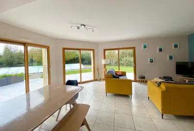 Coin salon dans l'établissement Magnifique maison avec piscine à Beg Meil