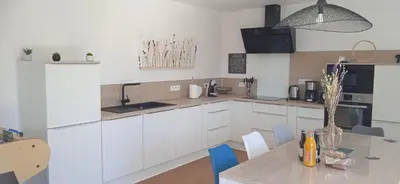 Cuisine ou kitchenette dans l'établissement maison de la plage des Amiets