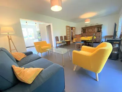 Coin salon dans l'établissement Grande maison 4* à Beg Meil avec jardin, à 1 km de la plage - FR-1-481-119