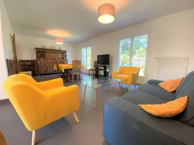 Télévision ou salle de divertissement dans l'établissement Grande maison 4* à Beg Meil avec jardin, à 1 km de la plage - FR-1-481-119