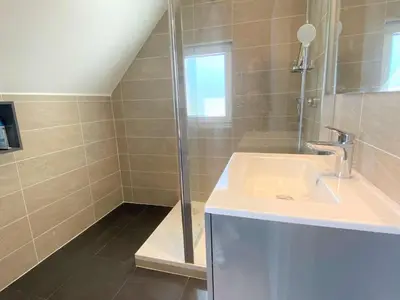 Salle de bains dans l'établissement Grande maison 4* à Beg Meil avec jardin, à 1 km de la plage - FR-1-481-119