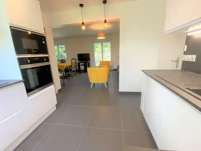 Cuisine ou kitchenette dans l'établissement Grande maison 4* à Beg Meil avec jardin, à 1 km de la plage - FR-1-481-119