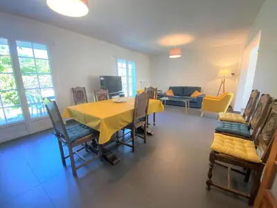 Coin salon dans l'établissement Grande maison 4* à Beg Meil avec jardin, à 1 km de la plage - FR-1-481-119