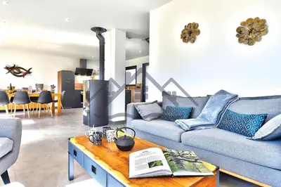 Coin salon dans l'établissement LocaLise - M68 - An Aod Melen - Maison neuve à 50m de la plage et à quelques pas du centre et des plages - Draps inclus - Wifi inclus