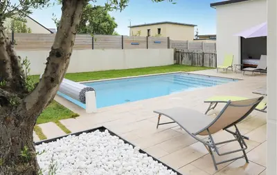 Piscine de l'établissement Nice Home In Saint-Pabu ou située à proximité