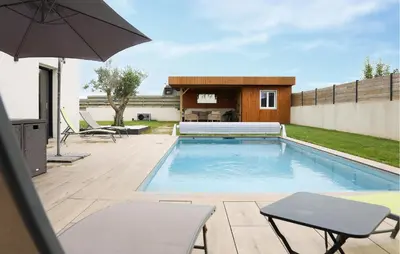 Piscine de l'établissement Nice Home In Saint-Pabu ou située à proximité