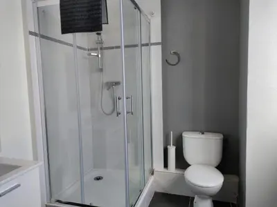 Salle de bains dans l'établissement Très joli T1 à Lambezellec avec parking gratuit