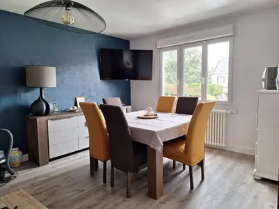 Télévision ou salle de divertissement dans l'établissement Ti sterennou Maison néo bretonne rénovée proche axe Paris Brest RN12 et tgv