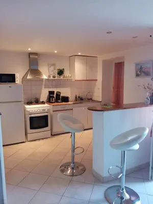 Cuisine ou kitchenette dans l'établissement petite maison chaleureuse