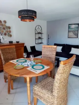 Coin salon dans l'établissement petite maison chaleureuse
