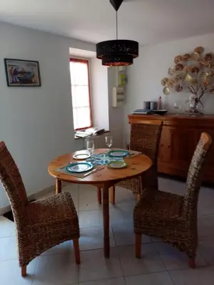 Coin salon dans l'établissement petite maison chaleureuse