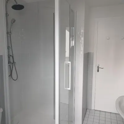 Salle de bains dans l'établissement Loc'Eric