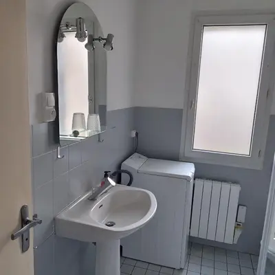 Salle de bains dans l'établissement Loc'Eric