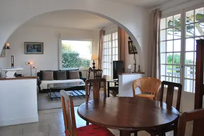 Coin salon dans l'établissement Ty wezenn MAISON à 30 m de la mer, location du samedi au samedi
