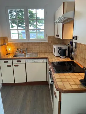 Cuisine ou kitchenette dans l'établissement Ty wezenn MAISON à 30 m de la mer, location du samedi au samedi