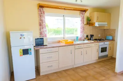 Cuisine ou kitchenette dans l'établissement Maison pour 6 au coeur du Pays Bigouden