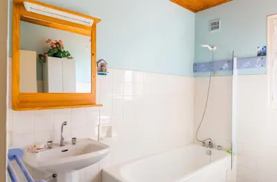 Salle de bains dans l'établissement Maison de famille pour 6 personnes