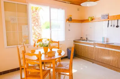Cuisine ou kitchenette dans l'établissement Maison de famille pour 6 personnes