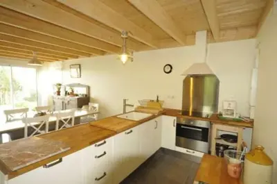 Cuisine ou kitchenette dans l'établissement Un Jardin en Pente Douce