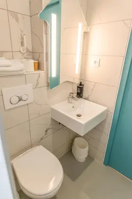 Salle de bains dans l'établissement Ibis budget Brest Sud Plougastel - Hôtel rénové