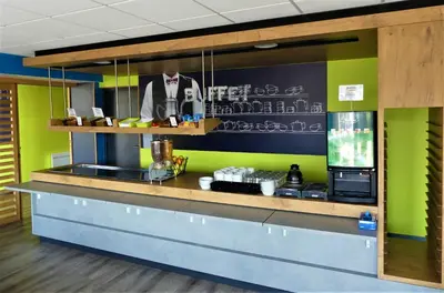 Cuisine ou kitchenette dans l'établissement Ibis budget Brest Sud Plougastel - Hôtel rénové