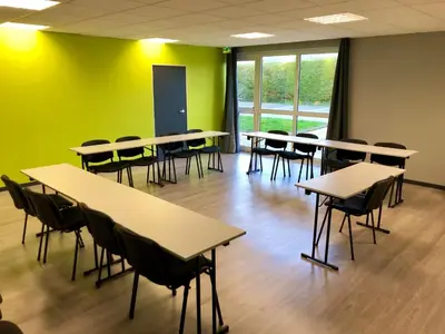 Espace de conférence ou salle de réunion dans l'établissement Ibis budget Brest Sud Plougastel - Hôtel rénové