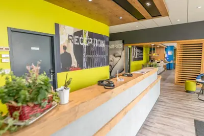 Télévision ou salle de divertissement dans l'établissement Ibis budget Brest Sud Plougastel - Hôtel rénové