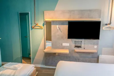 Télévision ou salle de divertissement dans l'établissement Ibis budget Brest Sud Plougastel - Hôtel rénové