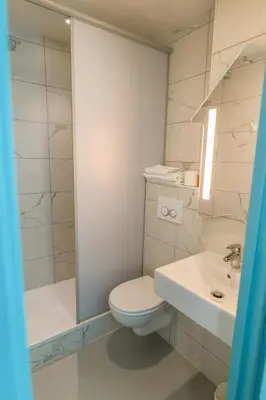Salle de bains dans l'établissement Ibis budget Brest Sud Plougastel - Hôtel rénové