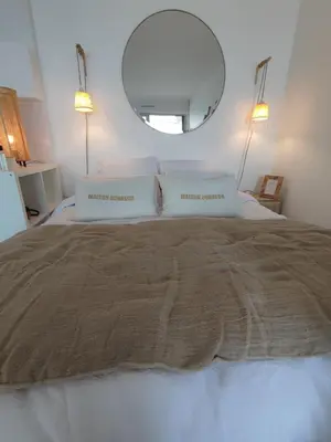 Un ou plusieurs lits dans un hébergement de l'établissement LA SUITE appartement pleine vue mer
